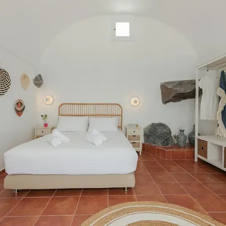 Petinos Traditional House * Thirasia
