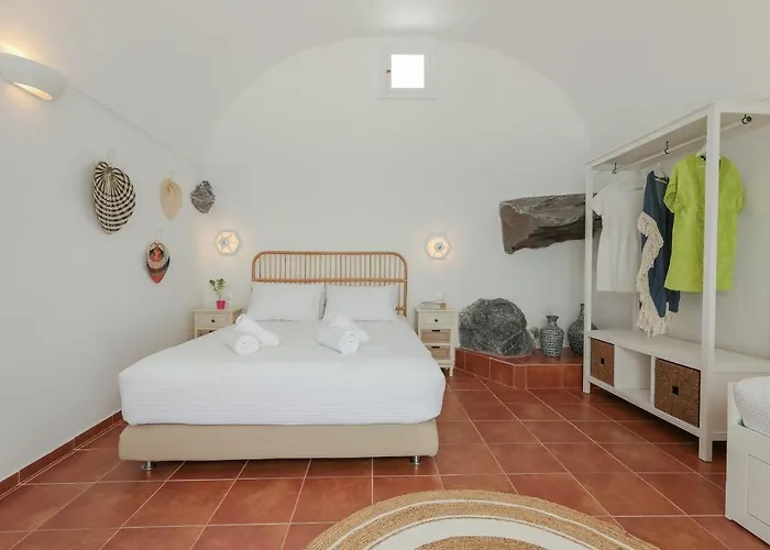 Petinos Traditional House * Thirasia